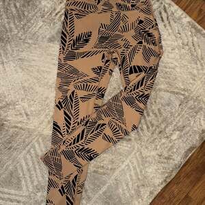 Aerie Chill Play Move High Waisted 7/8 Leggings Palm Tropical Leaf Print
